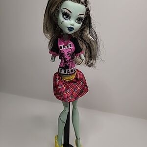 Monster High Frankie Stein Scaris City of Frights Doll - wrong cloths